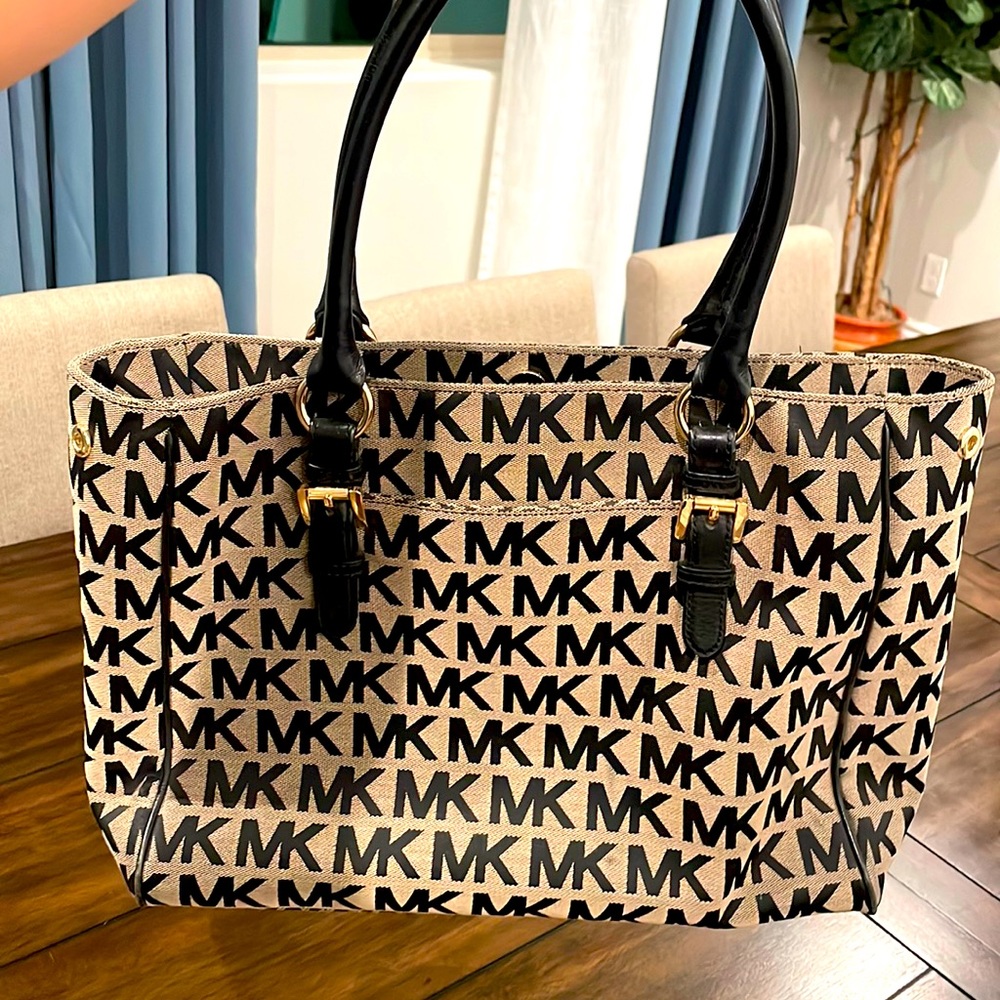 Michael Kors MK shoulder purse